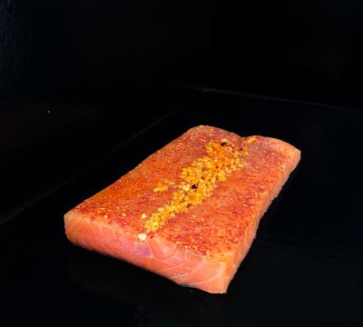 Saku Saumon Fumé Confit au piment d'Espelette & Noisettes
